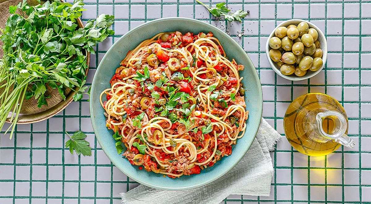 Паста с томатами и тунцом