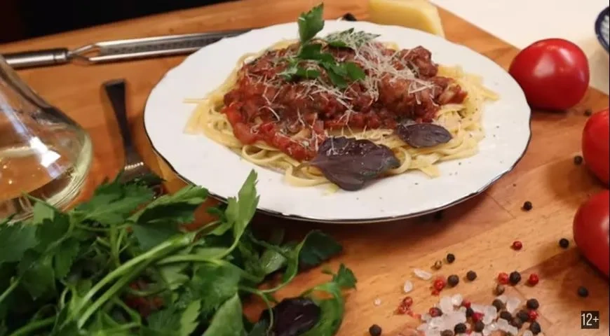 Паста с томатным соусом и колбасками