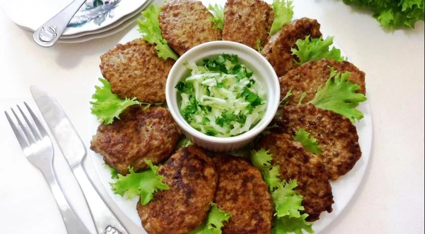 Печеночные оладьи с огуречным соусом