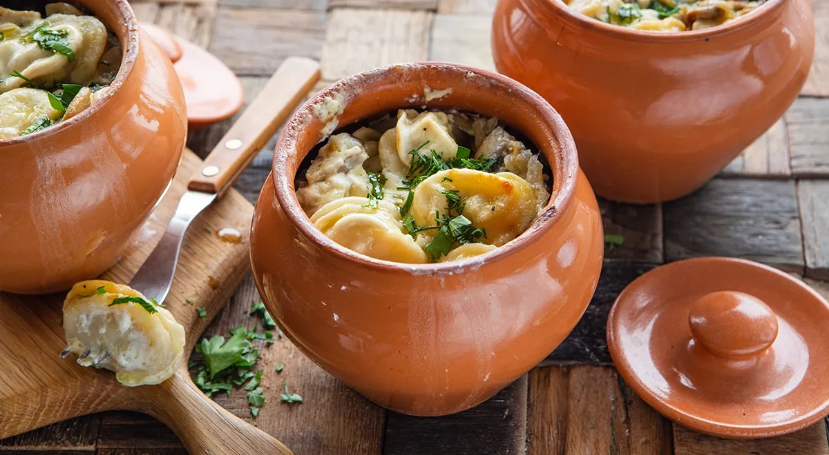 Пельмени со сметаной в горшочке