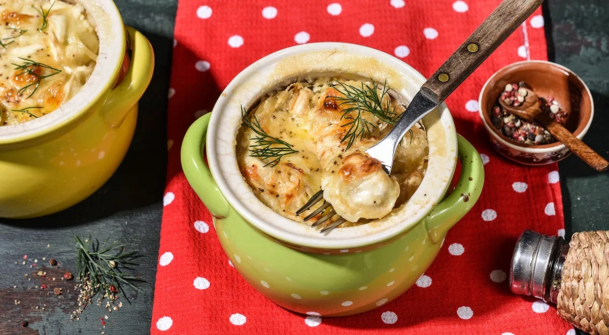 Пельмени в горшочке с сыром