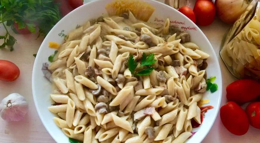 Пенне с беконом в сливочном соусе