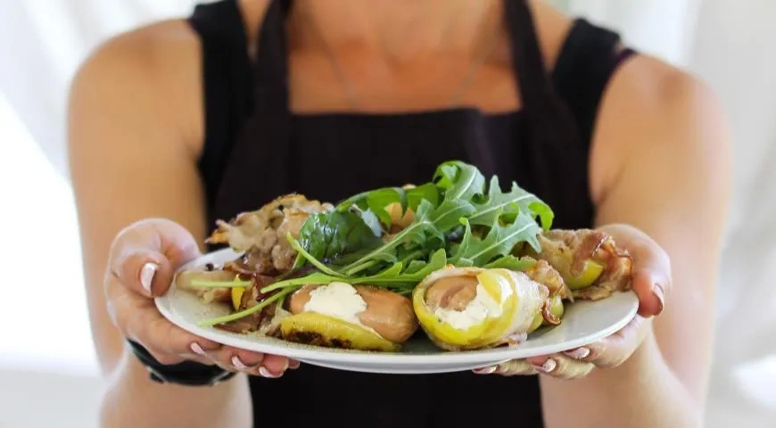 Перцы на гриле с беконом