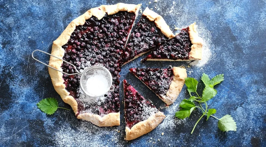 Песочный пирог с черной смородиной,