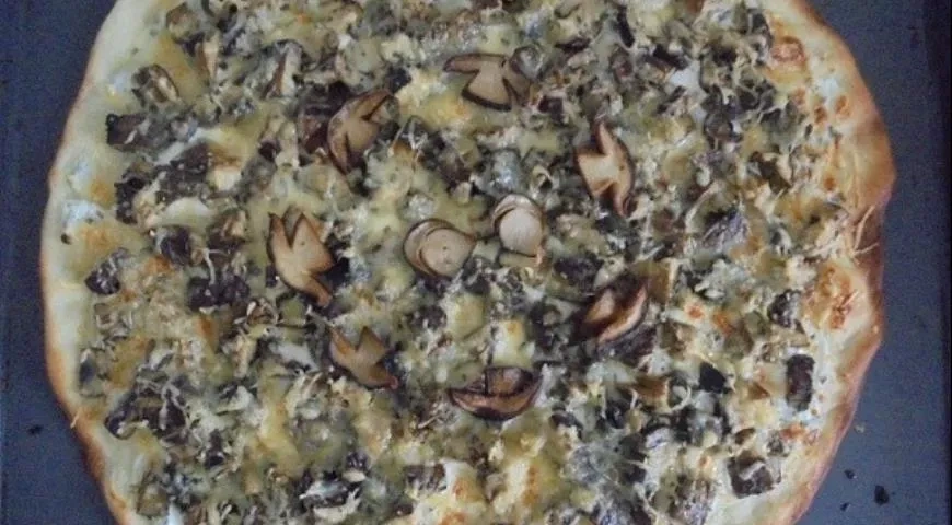 Пицца с белыми грибами и рикоттой