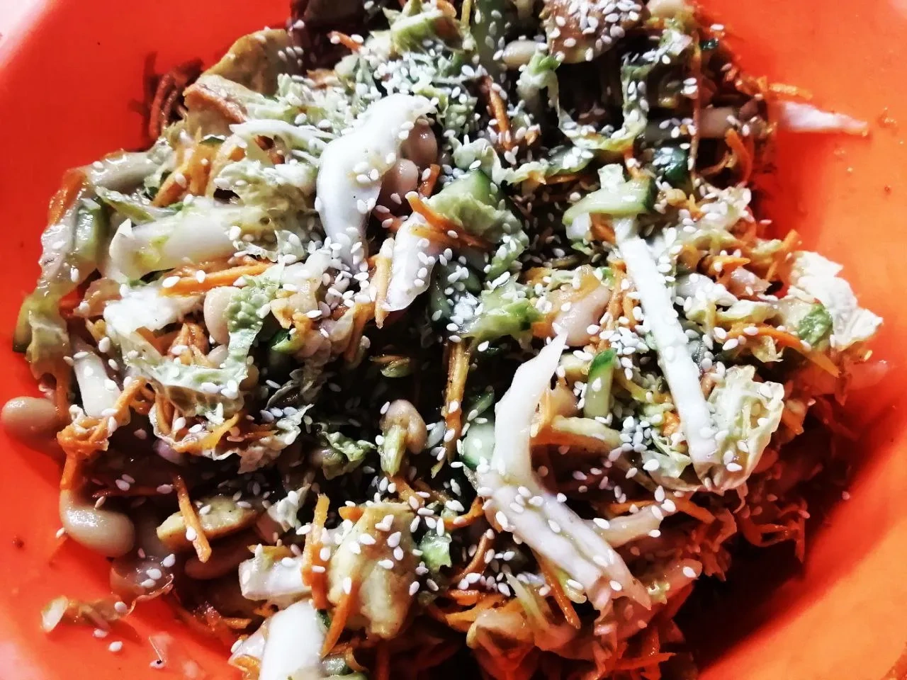 Пикантный салат с курицей и фасолью