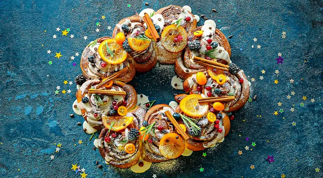 Венок из булочек с корицей