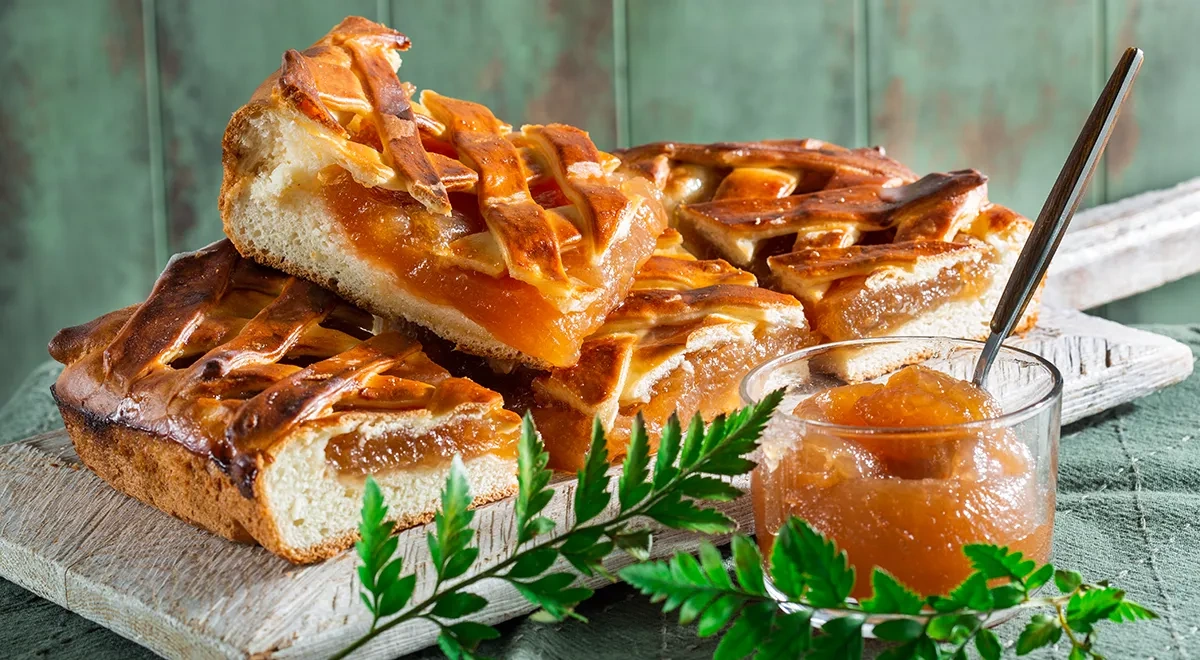 Пирог из дрожжевого теста с повидлом в духовке