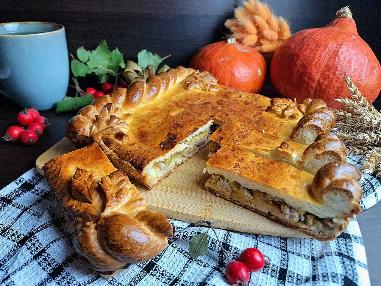 Пирог с фаршем и тыквой