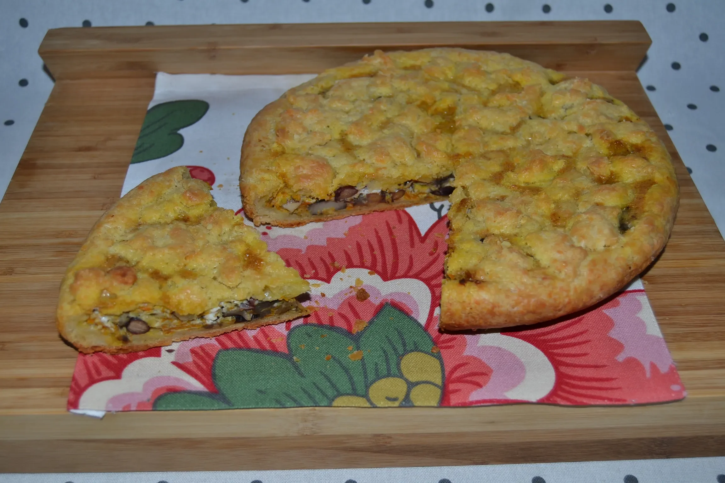 Пирог с фасолью и грибами