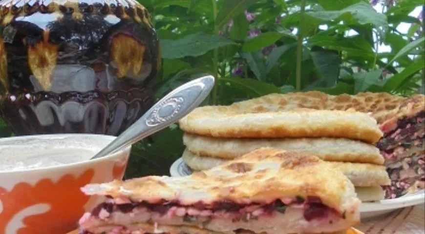 Пирог со свекольной ботвой и молодым сыром