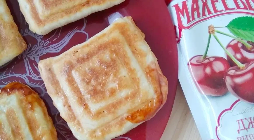 Пирожки с вишней, шоколадом и вишнёвым джемом Махеевъ к 14 февраля