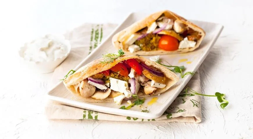 Пита с курицей и овощами