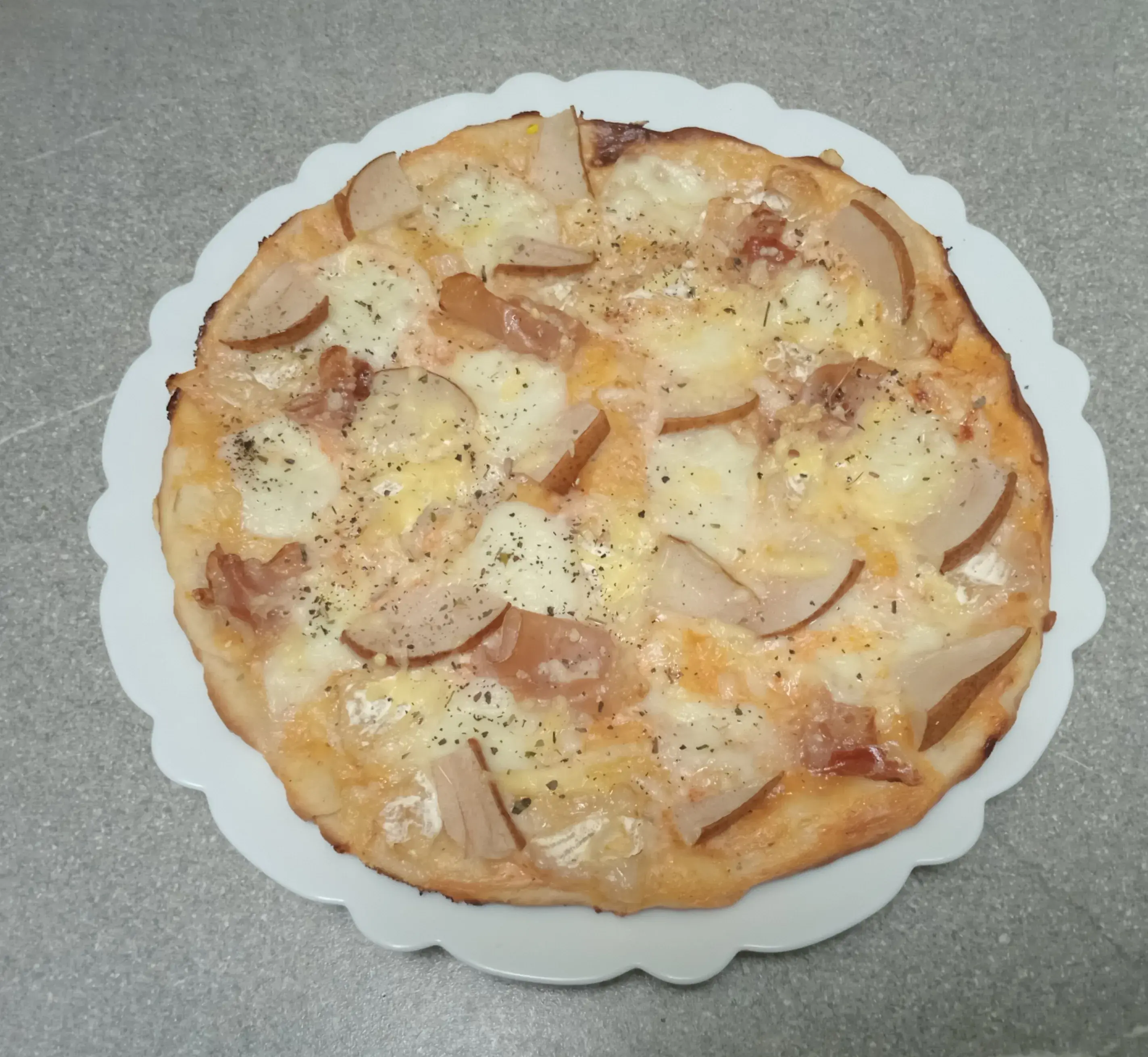 Пицца с грушей и сыром Бри