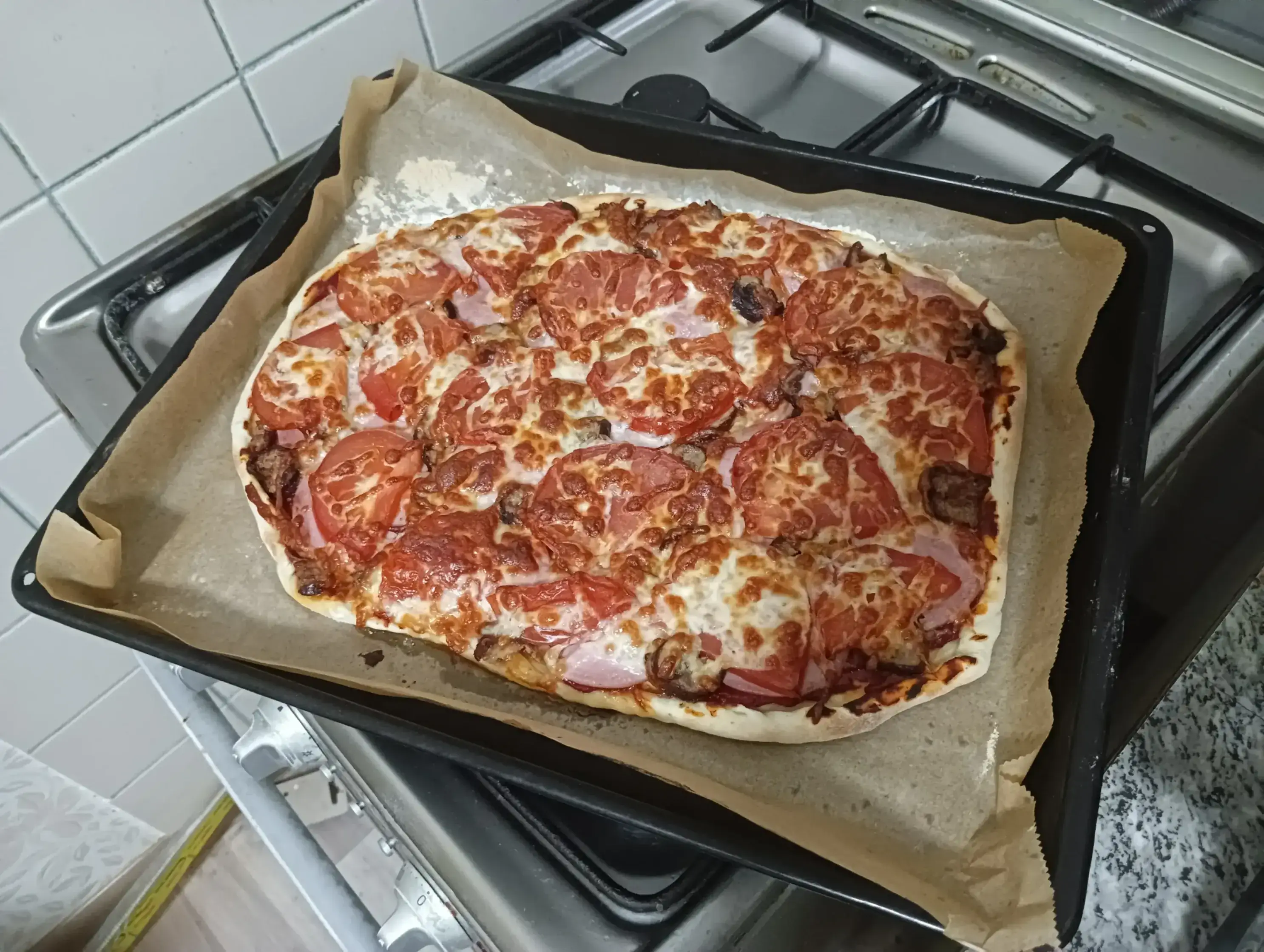 Пицца с колбасками