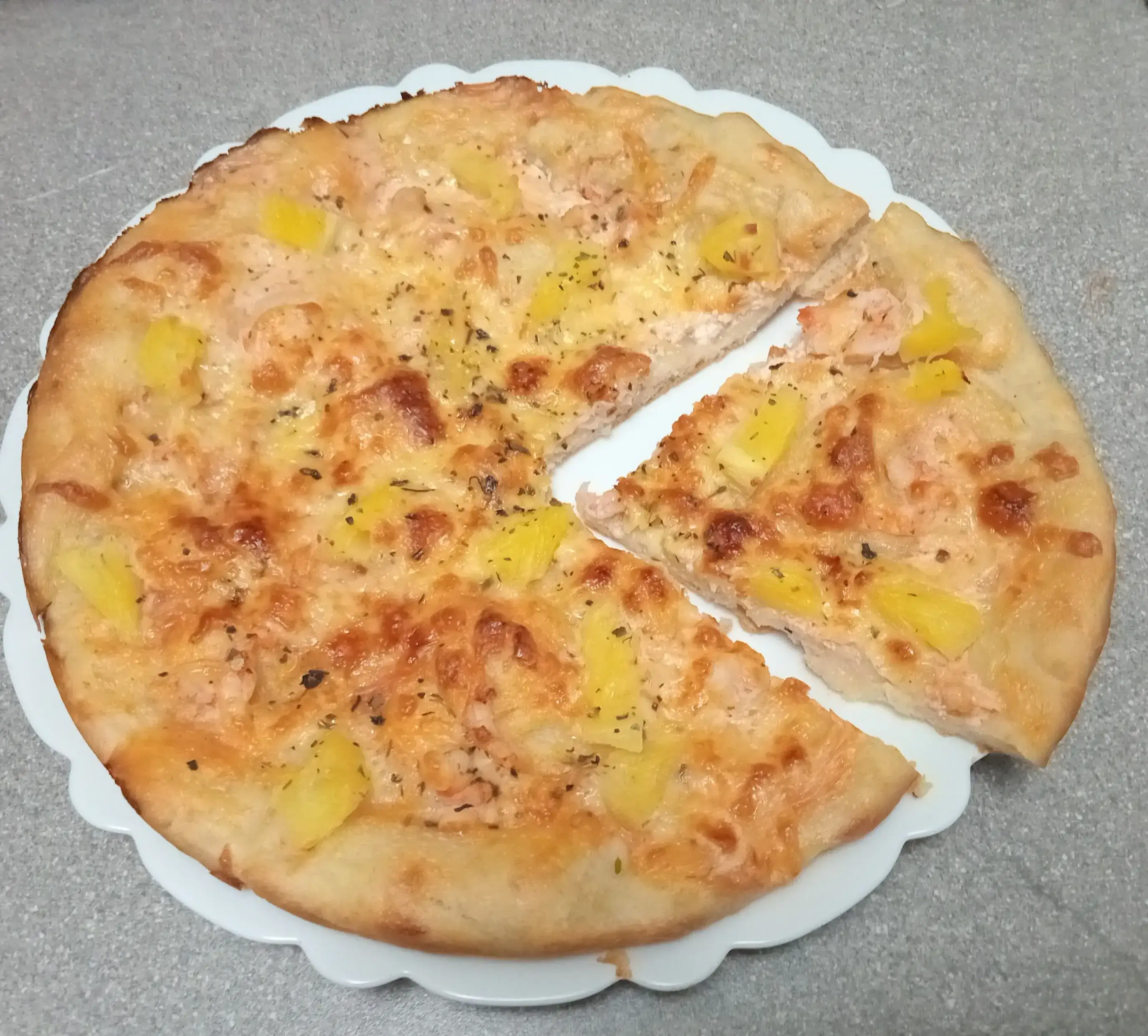 Пицца с креветками и ананасом