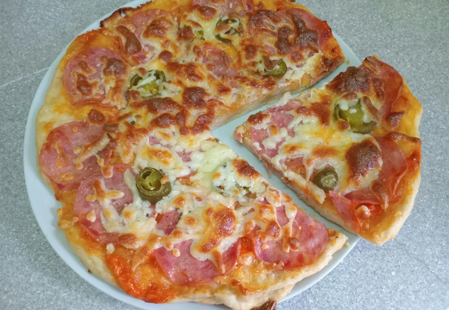 Пицца с салями и халапеньо