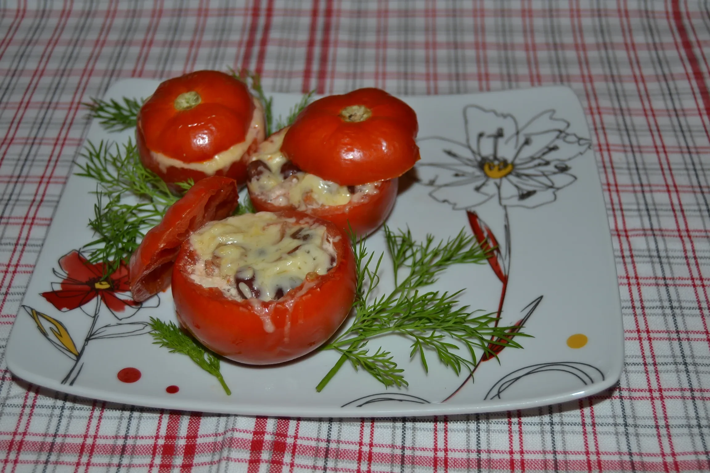 Помидоры, фаршированные фасолью и грибами