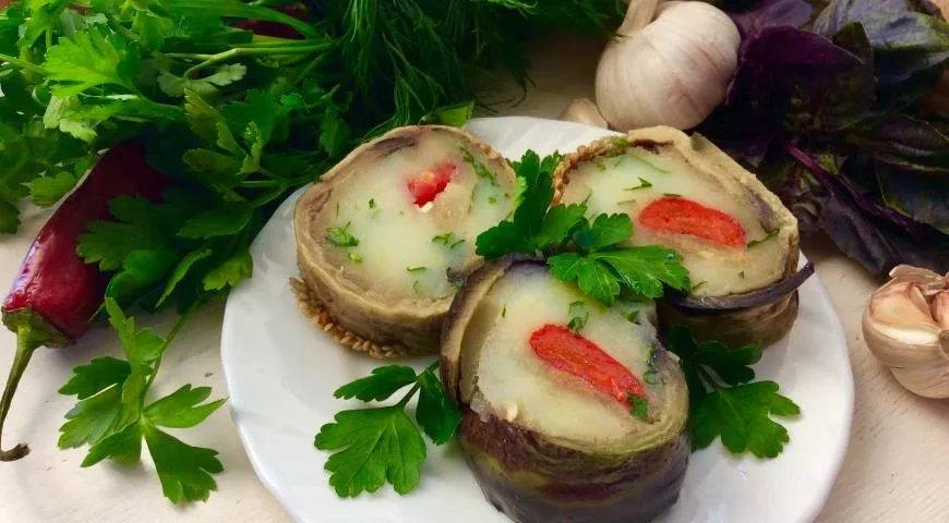 Постный рулет из баклажанов