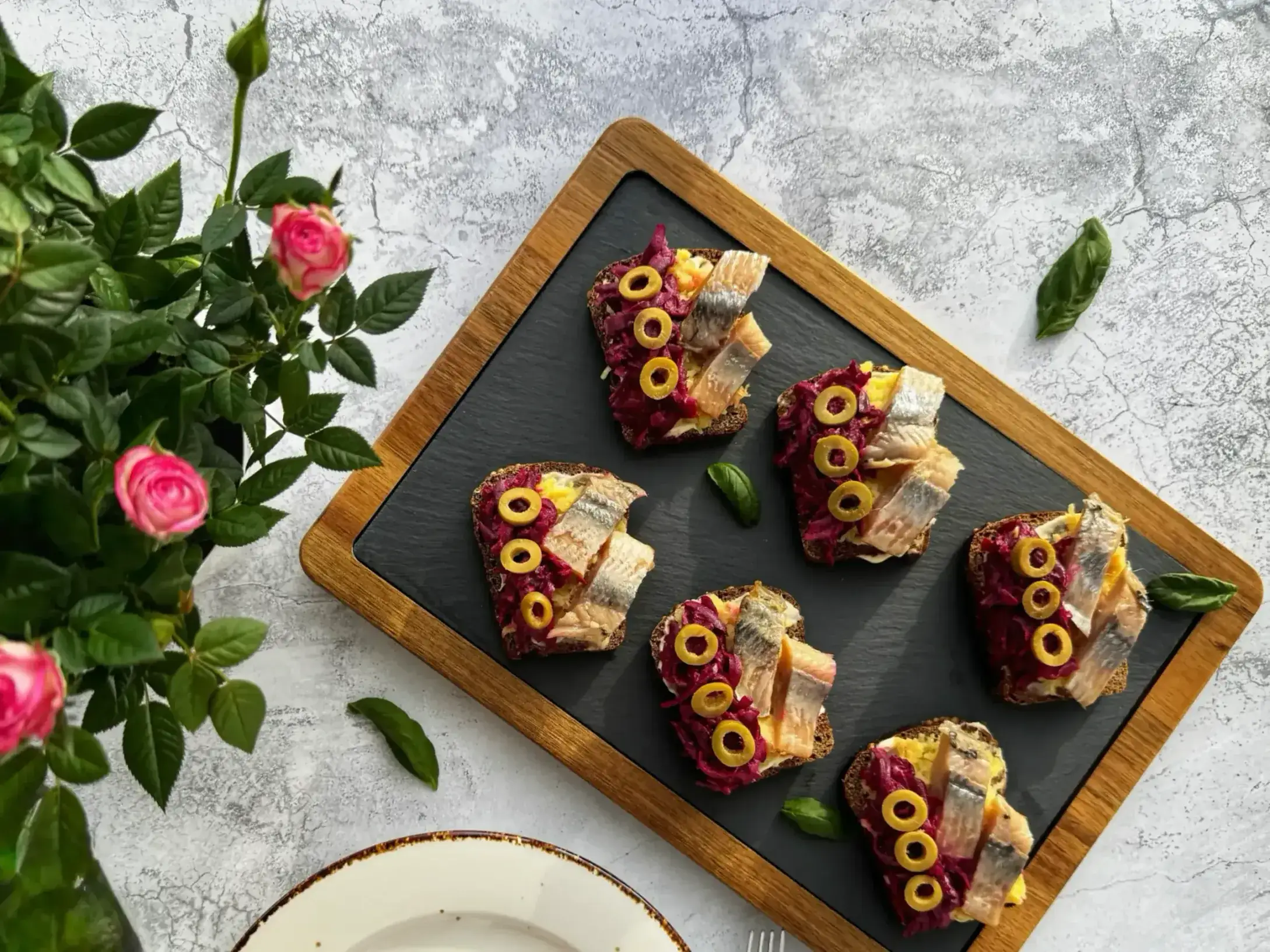 Праздничные бутерброды с сельдью