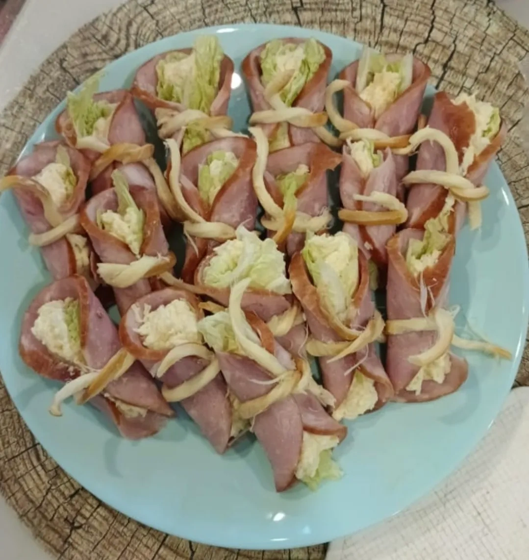 Праздничные рулетики из ветчины