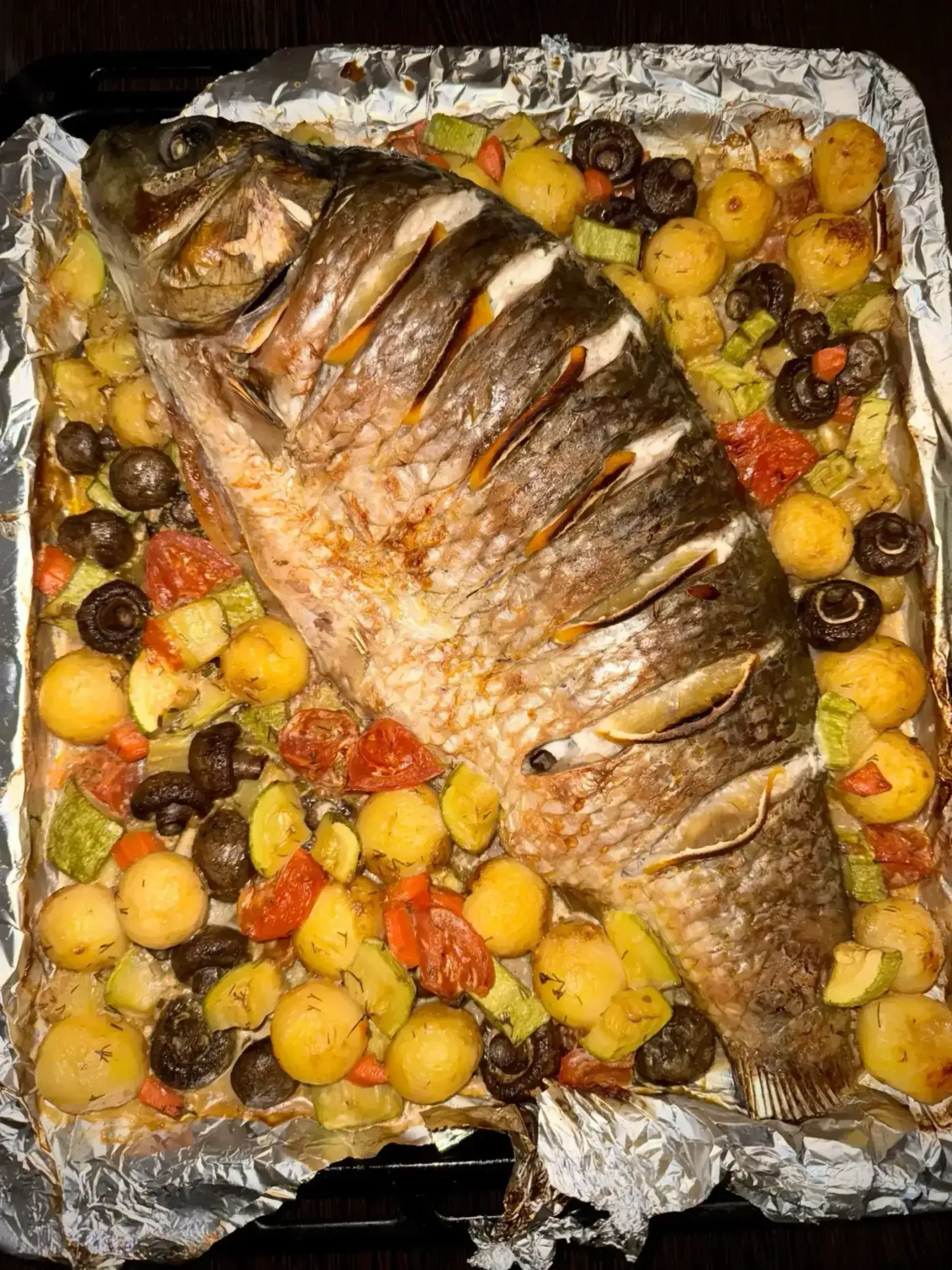 Праздничный карп с овощами