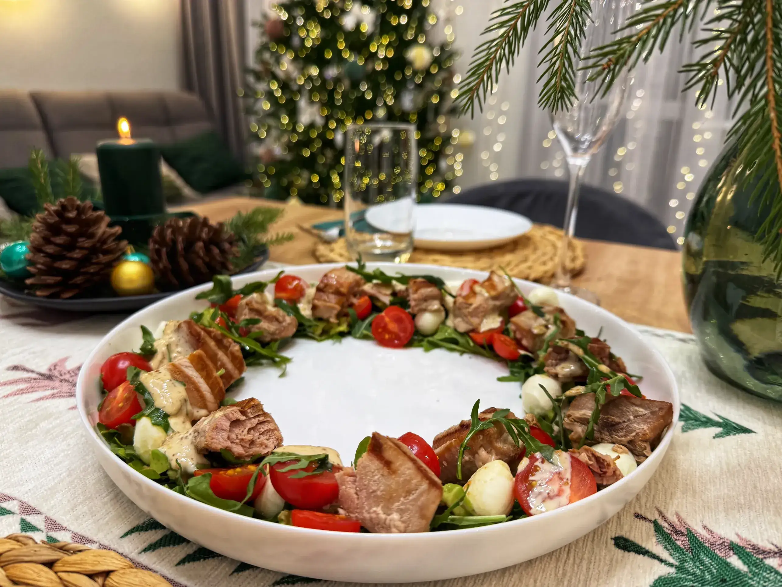 Праздничный салат с тунцом-гриль, руколой и черри