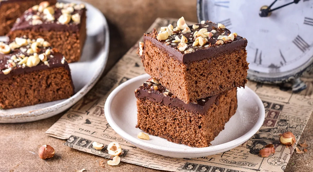 Простой шоколадный пирог с пропиткой и глазурью