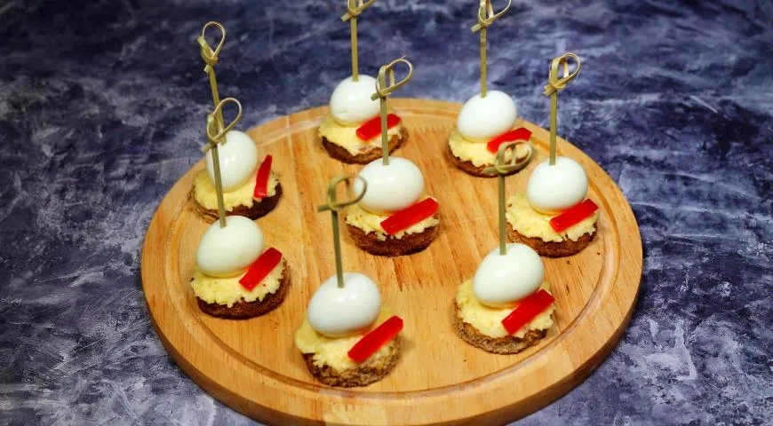 Простые канапе на шпажках