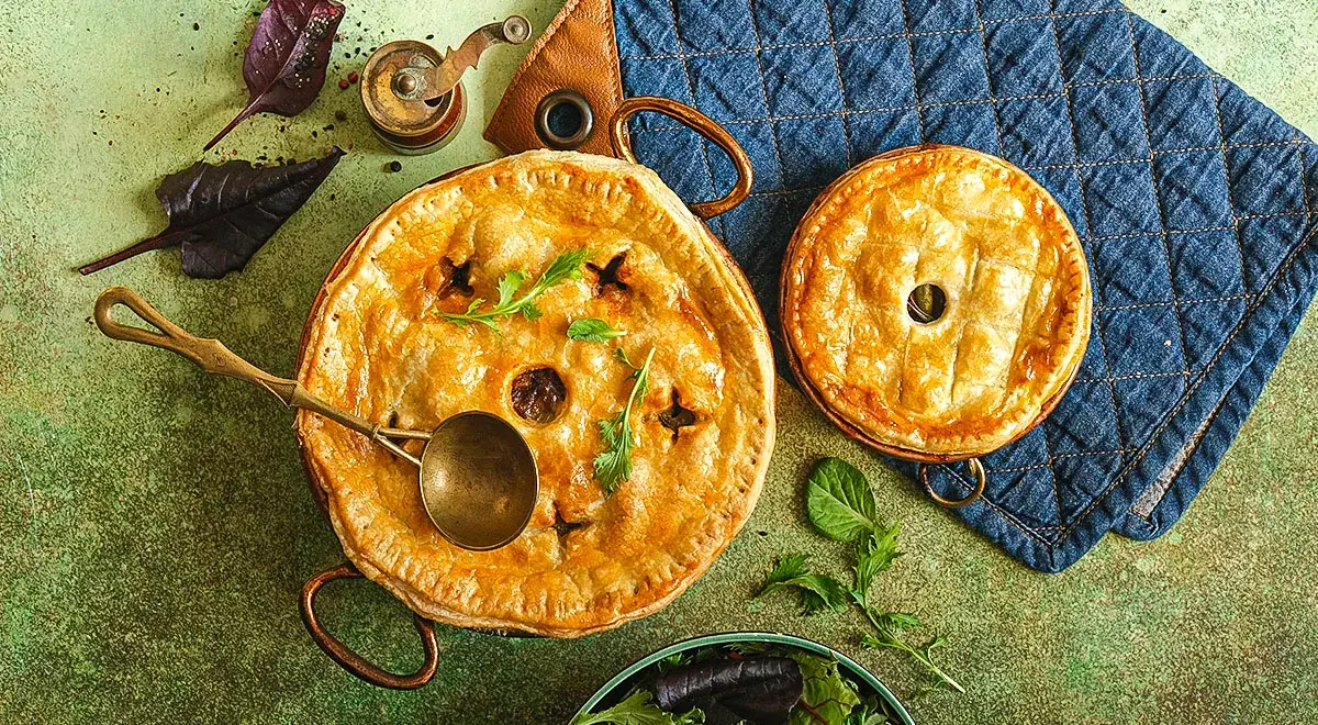 Мясное рагу под слоеным тестом