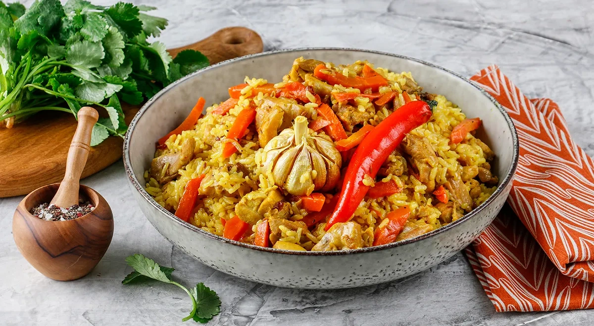 Рассыпчатый плов с курицей на сковороде