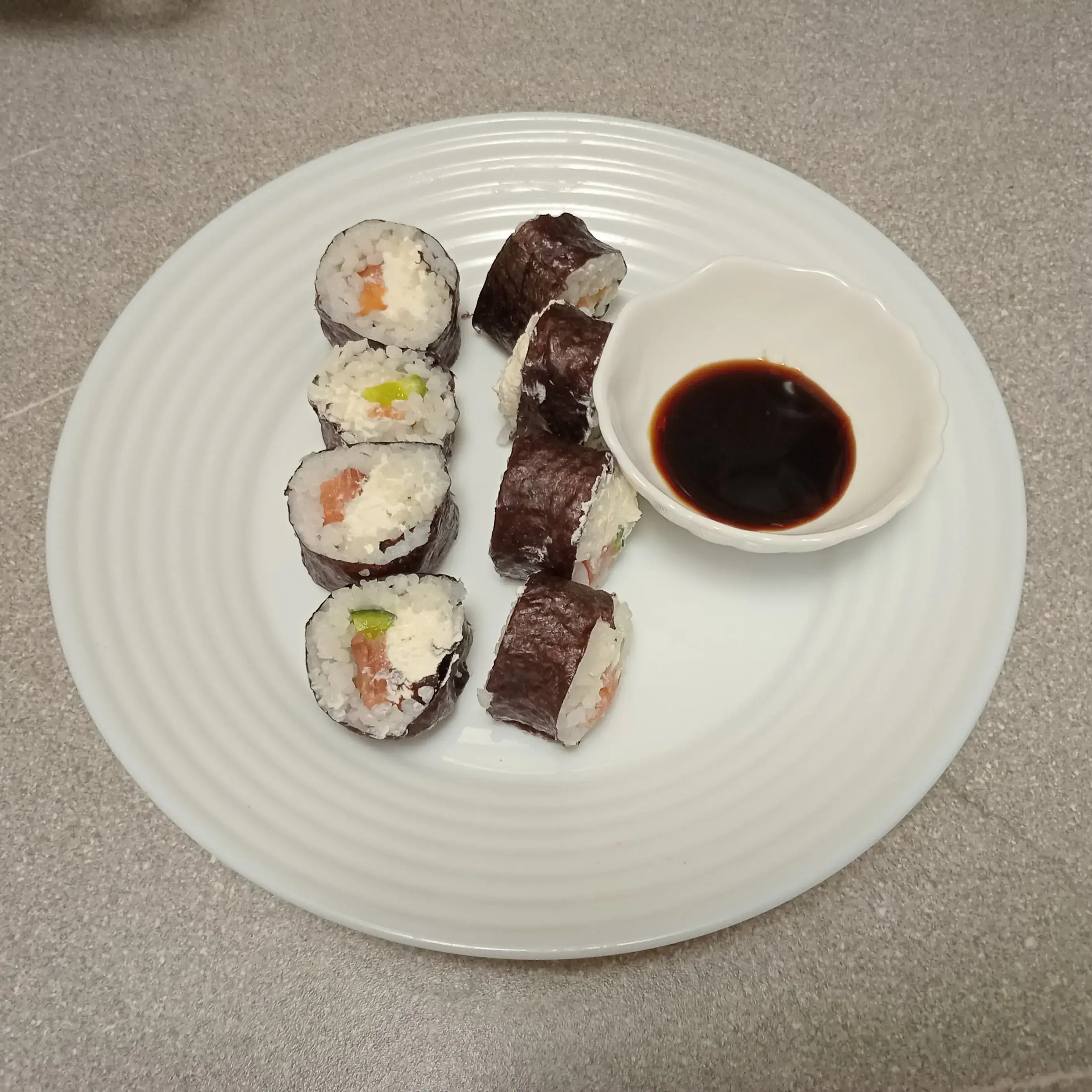 Роллы с лососем и огурцом