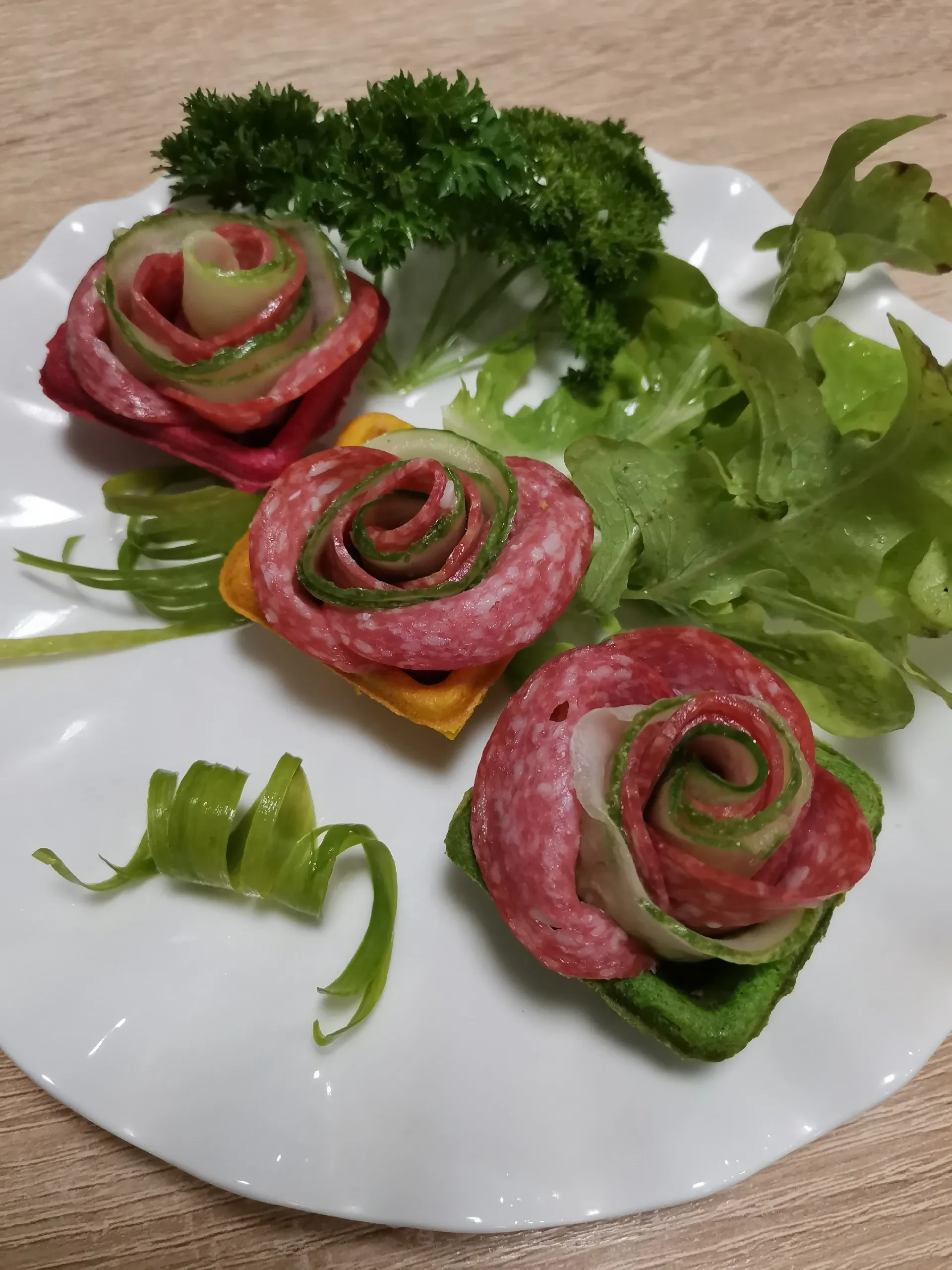 «Розочки» из колбасы и огурца