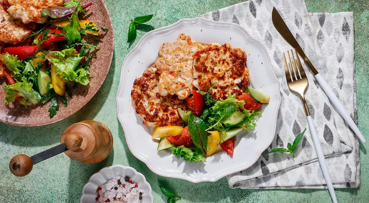 Рубленные куриные котлеты с помидорами