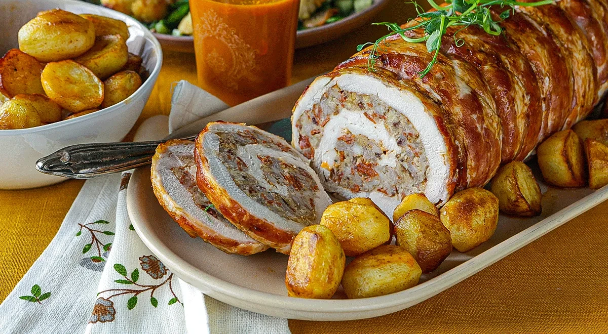 Рулет из индейки с колбасками