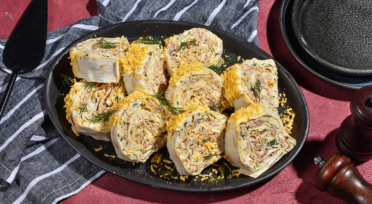 Рулет из лаваша с тунцом и яйцом