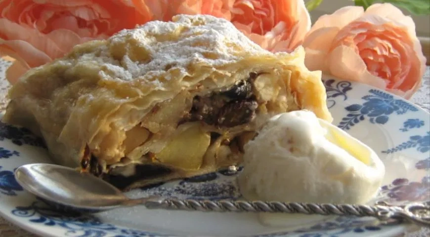 Рулет из лаваша с яблоками, изюмом и черносливом