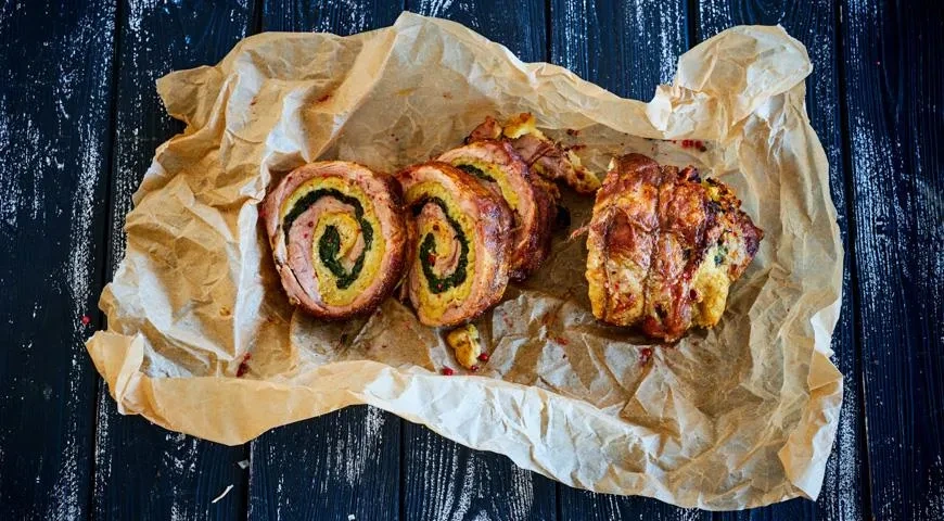 Рулет из свиной шейки со шпинатом