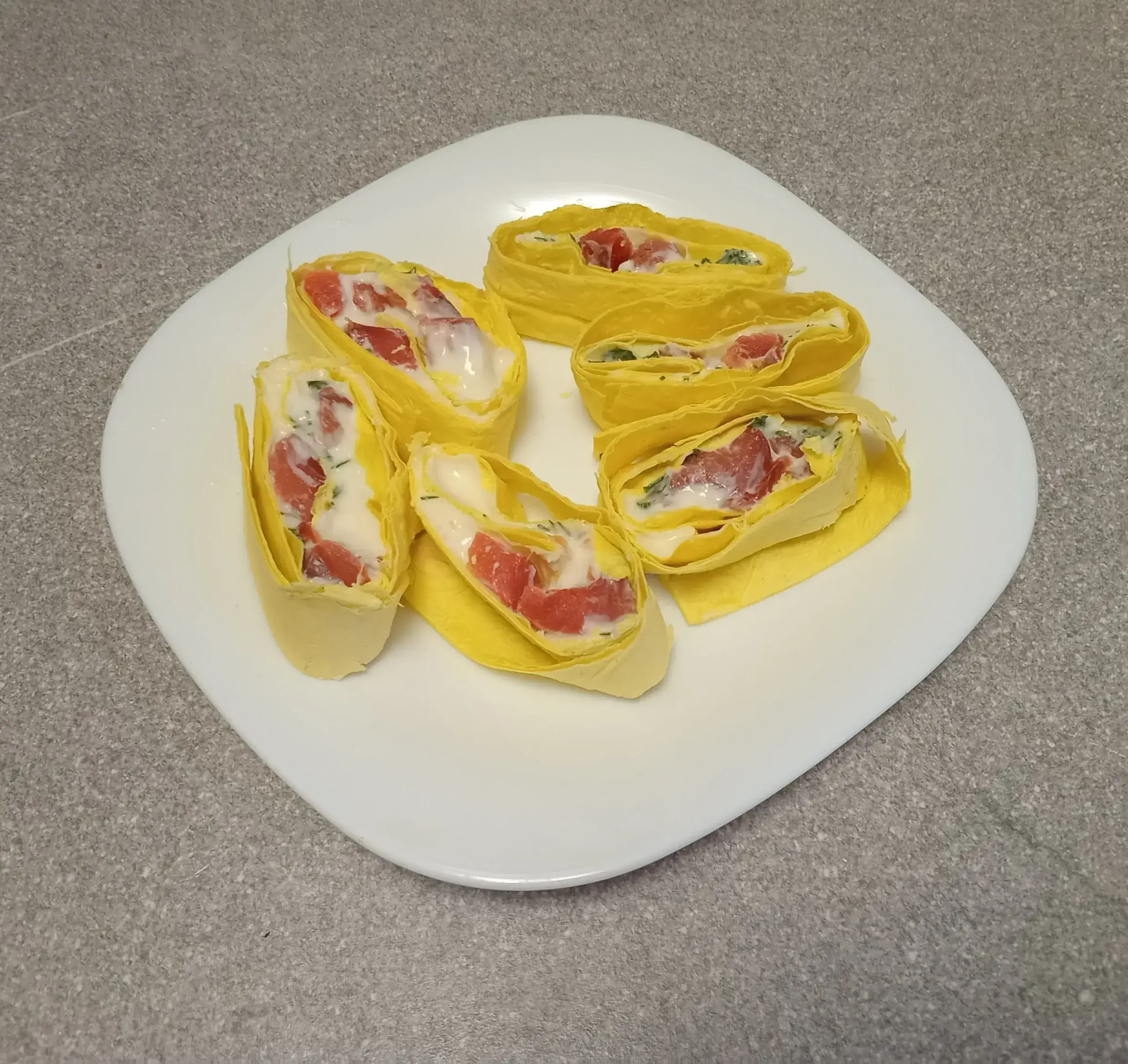 Рулет со сливочным сыром и лососем