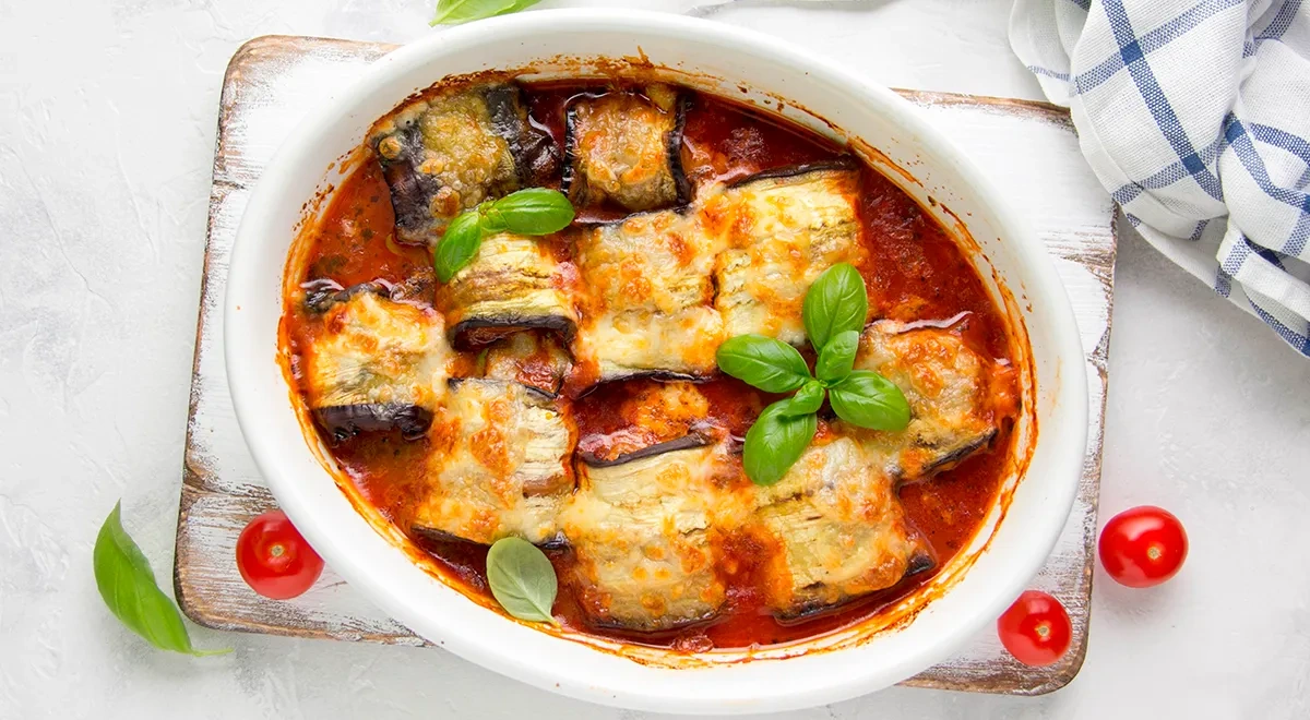 Рулетики из баклажанов с помидорами, сыром и чесноком