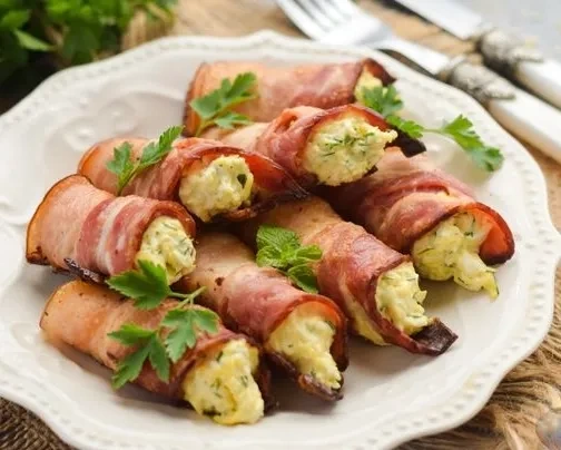 Рулетики из бекона с сыром и яйцами