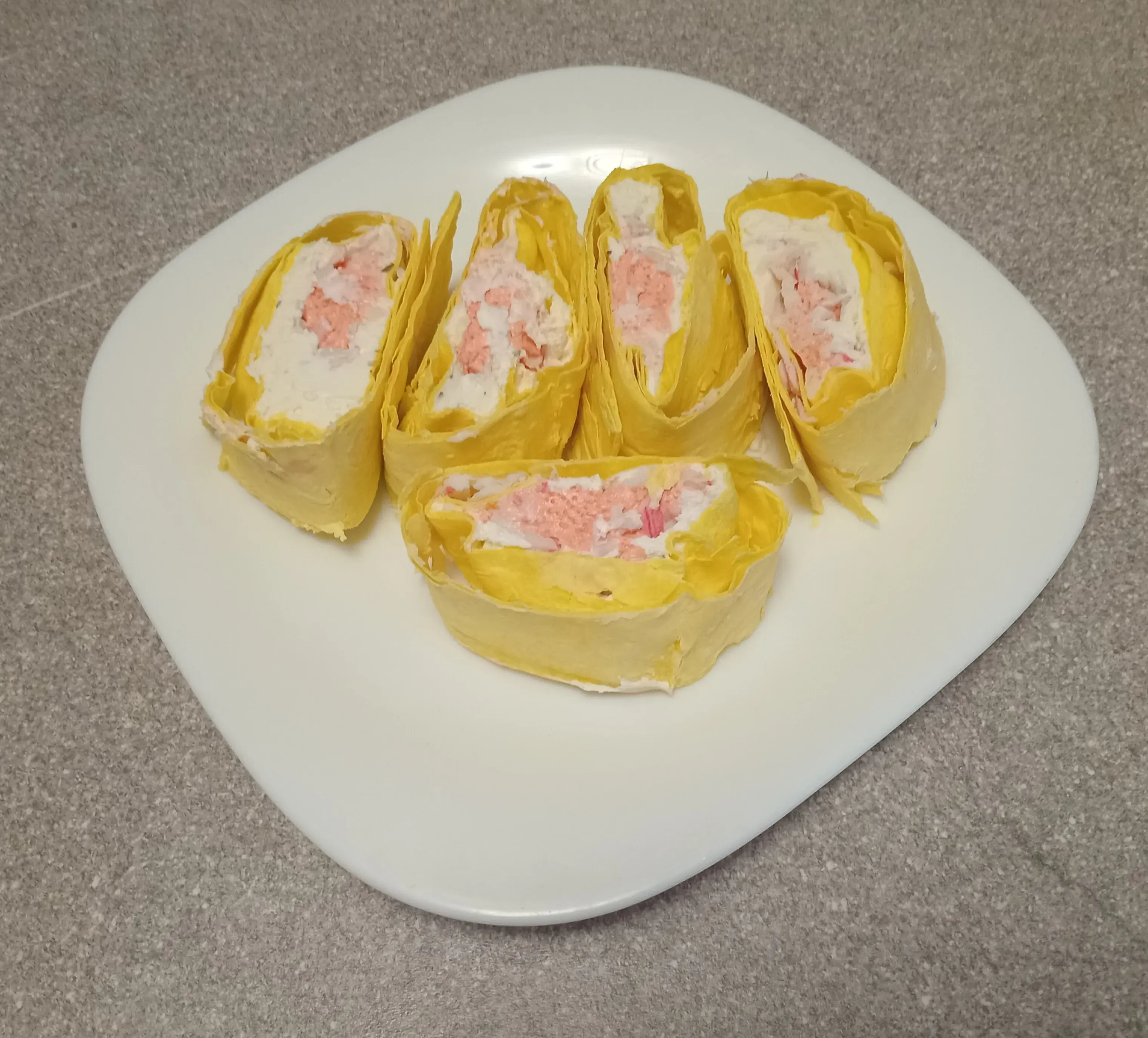 Рулетики из лаваша с крабовыми палочками