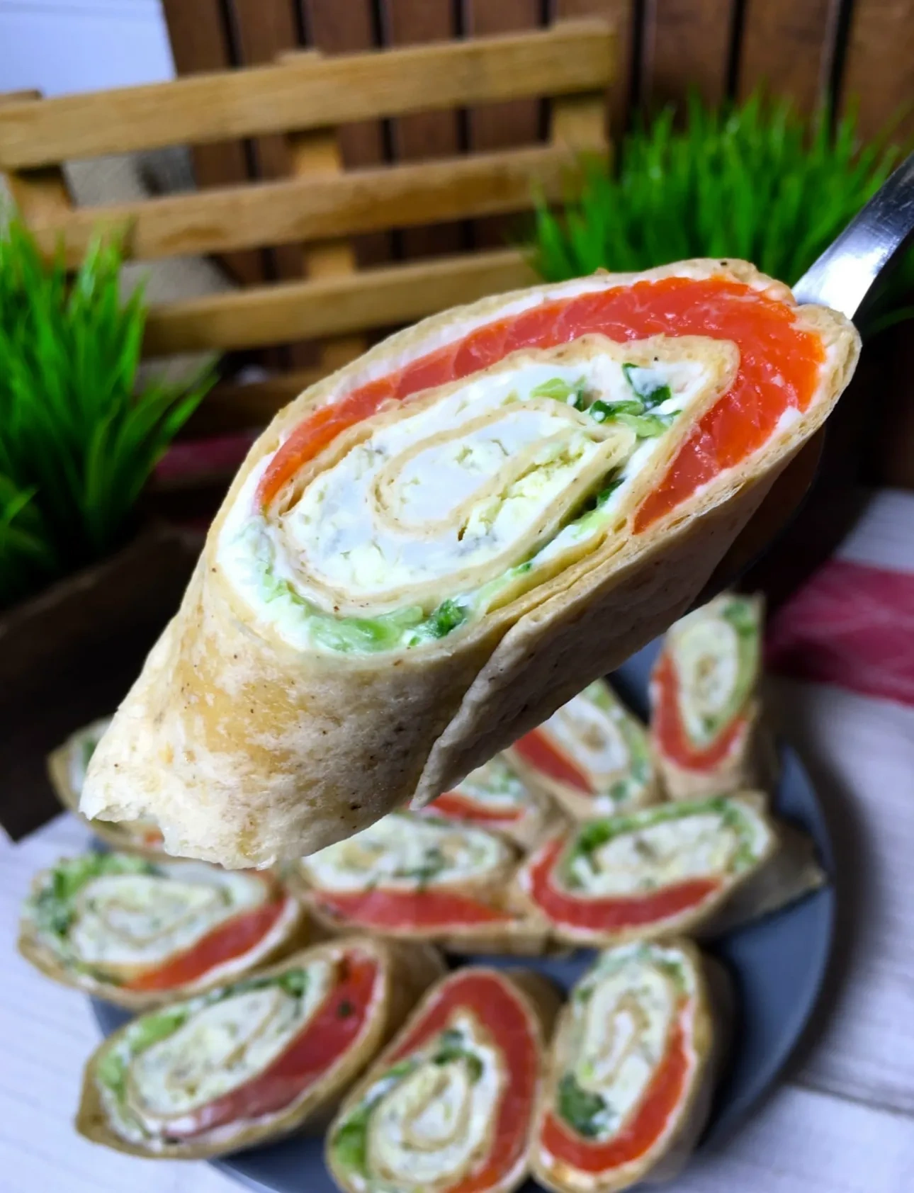 Рулетики из лаваша с красной рыбой