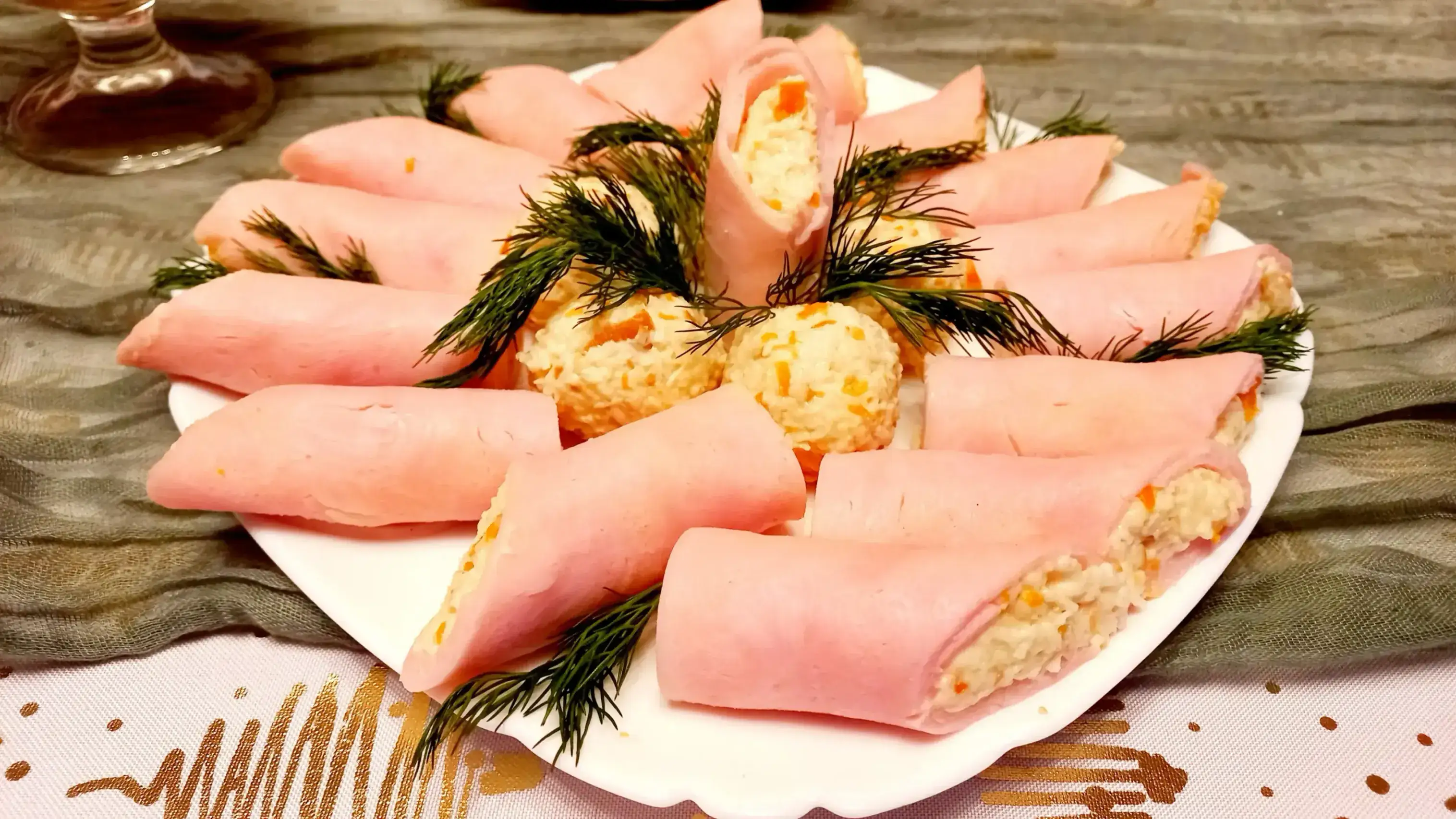 Рулетики из ветчины с копчёным сыром и чесноком