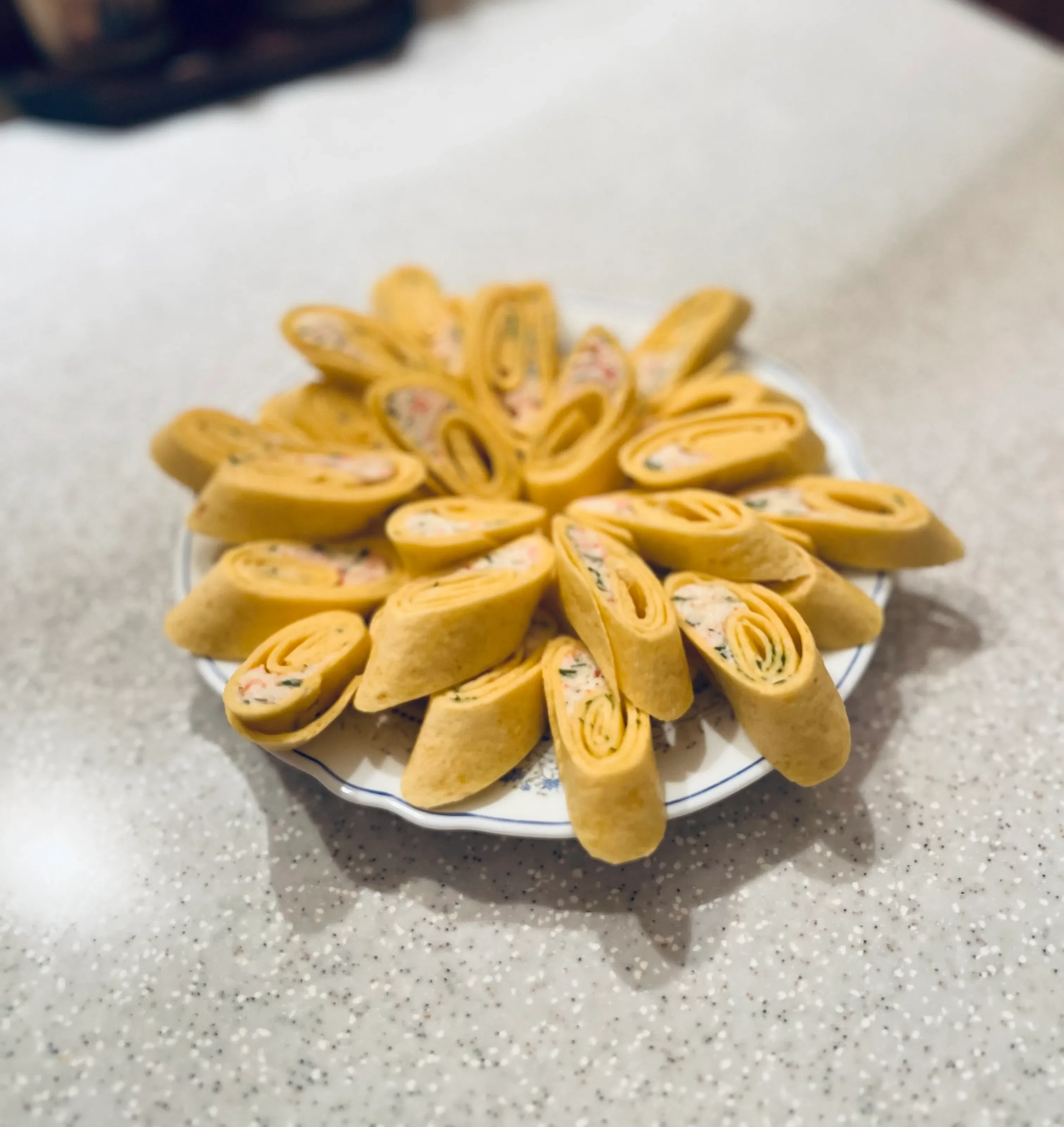 Рулетики с сырно-крабовой начинкой