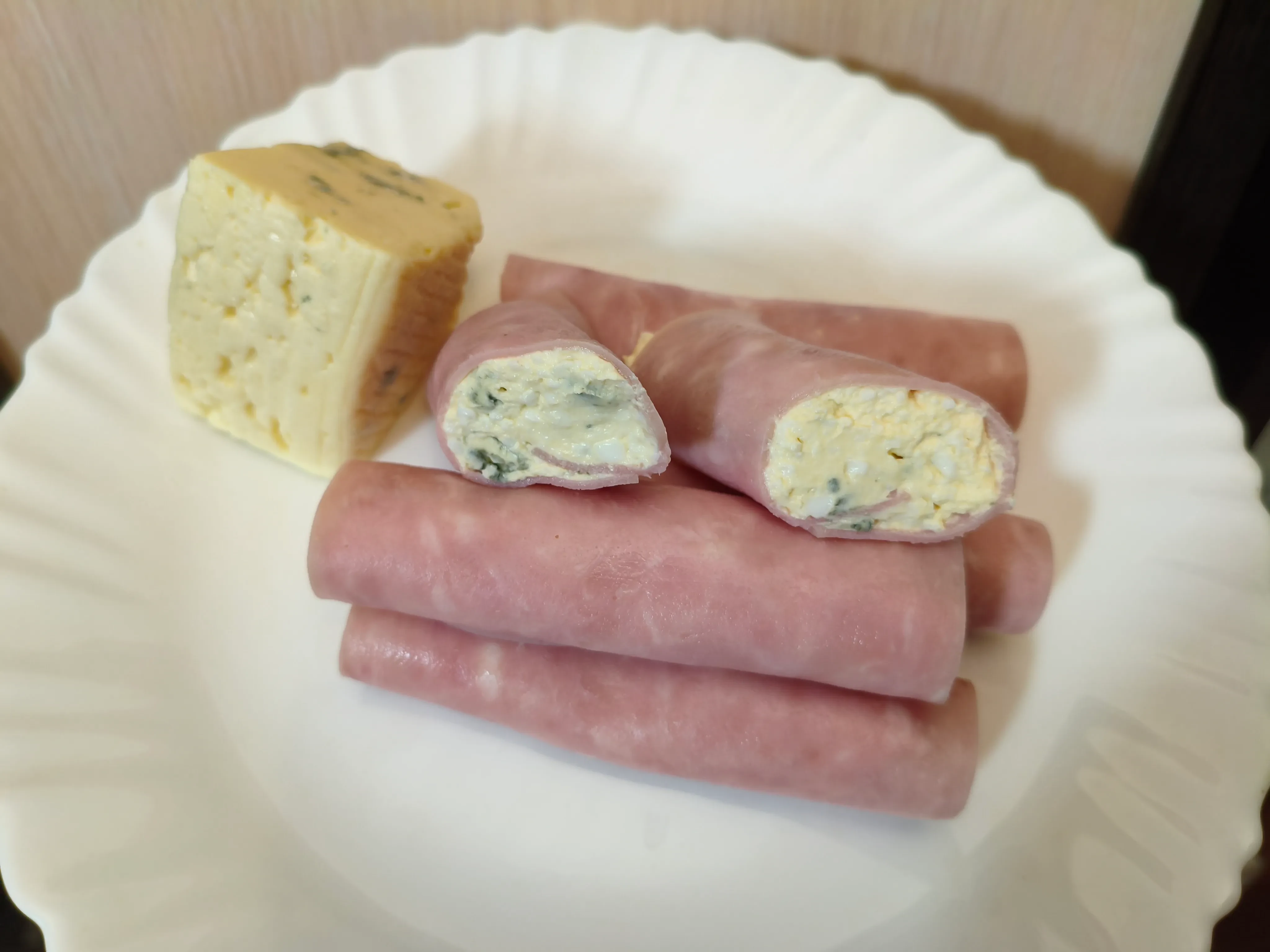 Рулетики с сыром с голубой плесенью