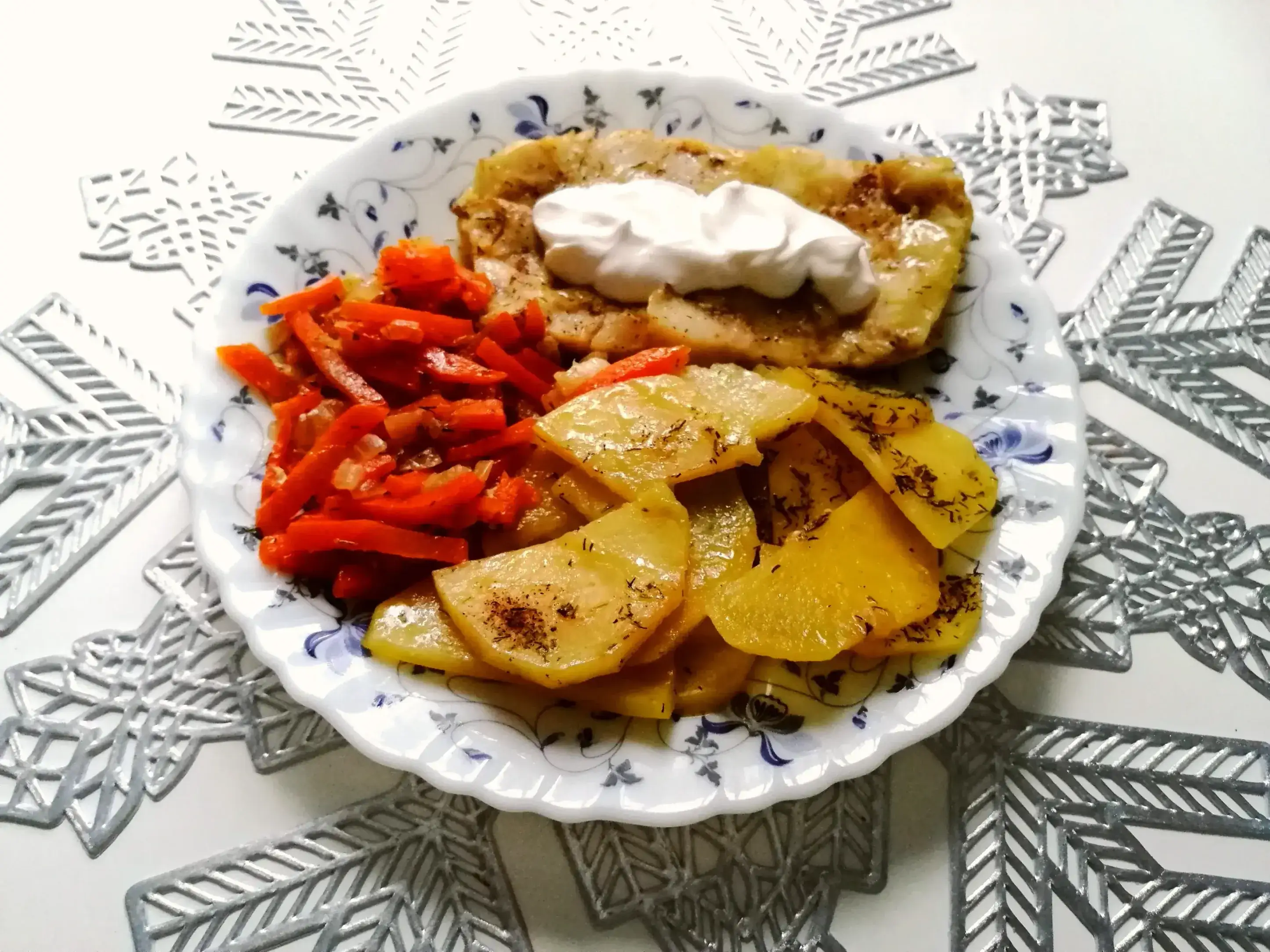 Рыба на морковной подушке под картофельным одеялом