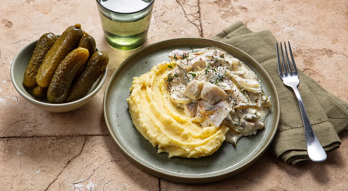 Рыба в сметанном соусе с солеными огурцами