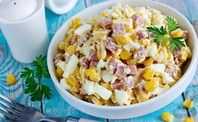 Салат с колбасой, сыром и кукурузой