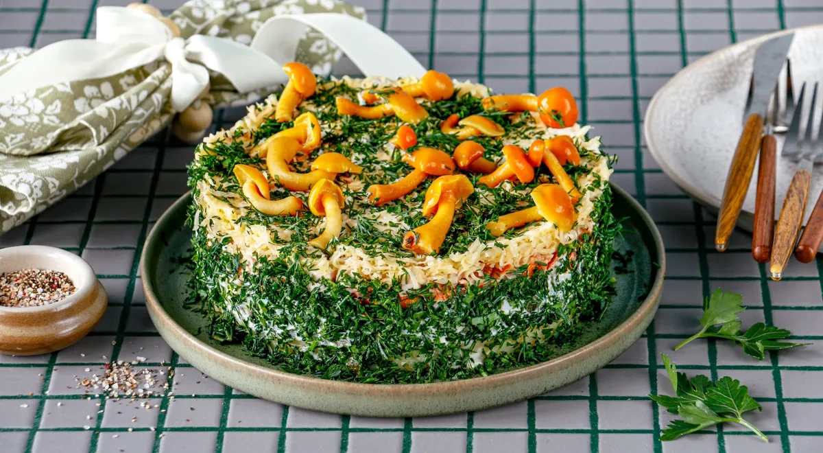 Салат «Грибное лукошко» с опятами и курицей